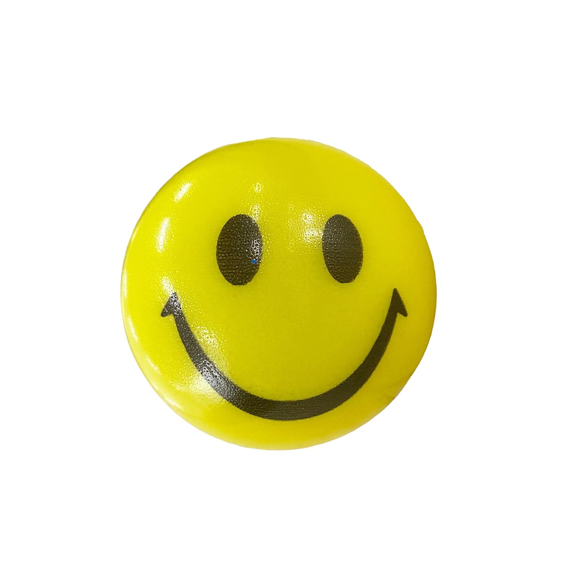 Um brinquedo amarelo com um grande sorriso nele