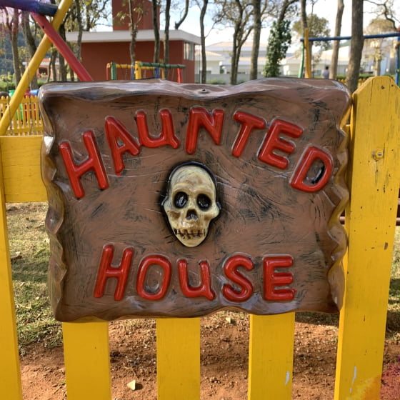 Placa Decorativa Haunted House