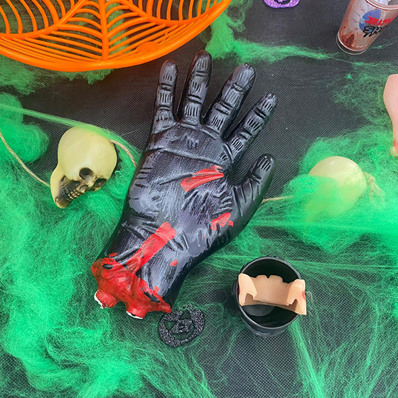 Mão Decepada Preta Decoração de Halloween